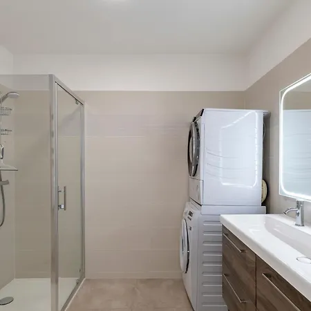 Апартаменти Lovely Flat With Terracce Антіб