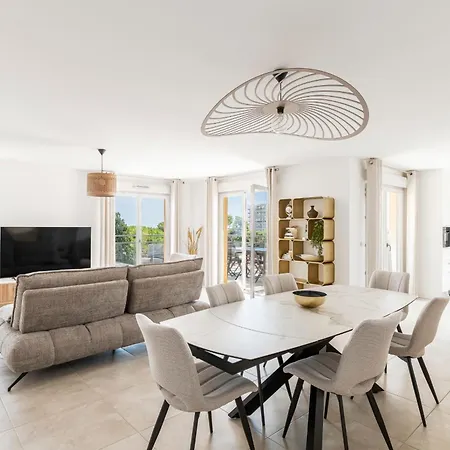 Апартаменти Lovely Flat With Terracce Антіб